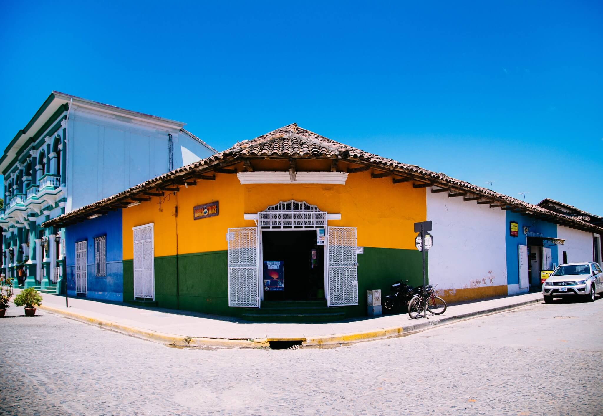 Kalaki Riot Lifestyle Travel Blog | Walking through Granada, Nicaragua Photography