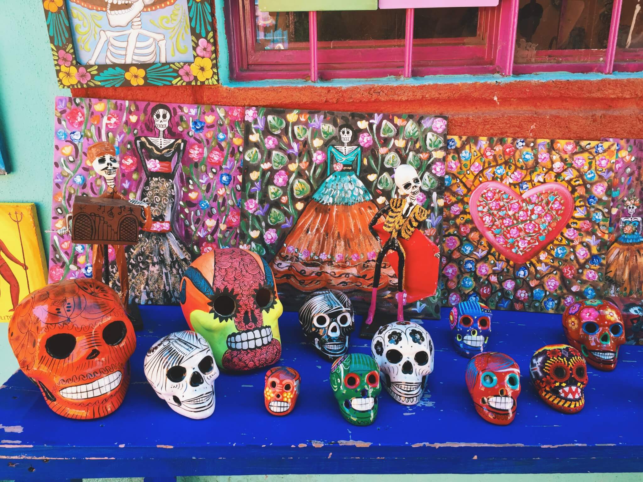Calaveras (aka sugar skulls) pottery and ceramics at Mercado de Artesanias in San Miguel De Allende, Mexico - shot by Tracy Dungo | unodostrae.com