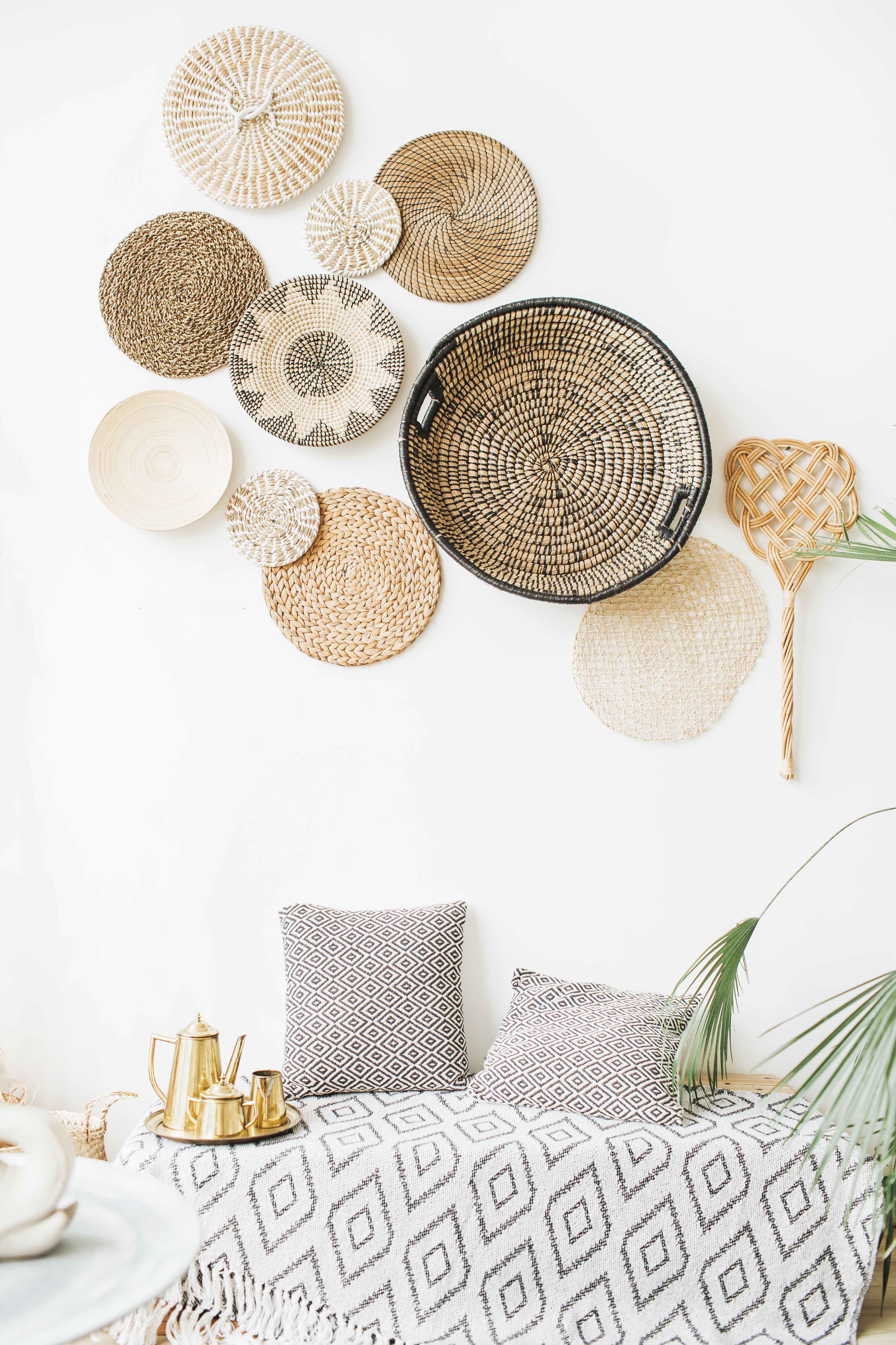 UnoDosTrae - bohemian minimalist interiori bedroom baskets on wall